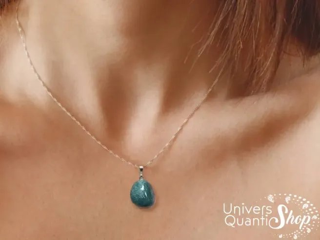 pendentif agate mousse roulée qualité A pierre verte porté sur un cou féminin