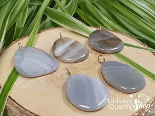 Pendentif pierre plate agate naturelle qualité A posé sur un rondin de bois