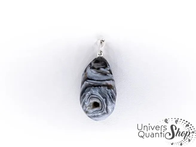 agate plume lithothérapie, pendentif pierre noire et blanche qualité A sur fond blanc