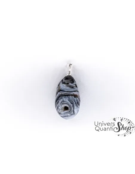 agate plume lithothérapie, pendentif pierre noire et blanche qualité A sur fond blanc