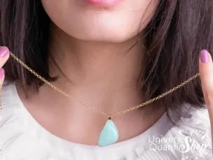 pendentif aigue marine pierre roulée suspendu devant un cou féminin - univers quantic shop - boutique ésotérique