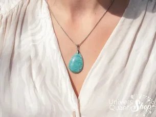 pendentif amazonite femme cabochon AAA porté sur un cou de femme