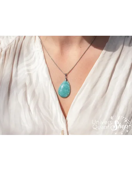 pendentif amazonite femme cabochon AAA porté sur un cou de femme