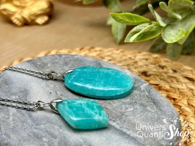 pendentif amazonite veritable taille M et L posé sur un support en marbre, pierre bleue pour la communication