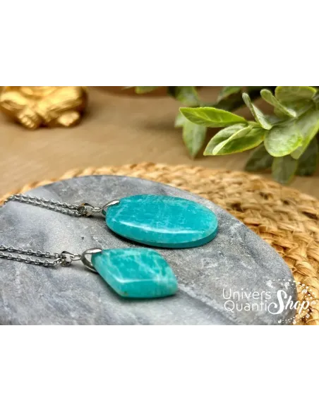pendentif amazonite veritable taille M et L posé sur un support en marbre, pierre bleue pour la communication