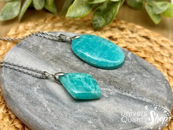 amazonite pierre, pendentif cabochon de très belle qualité AAA taille M et L sur un support en marbre