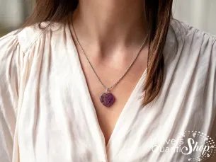 améthyste pendentif femme forme de coeur porté autour du cou, pierre violette, idée cadeau femme