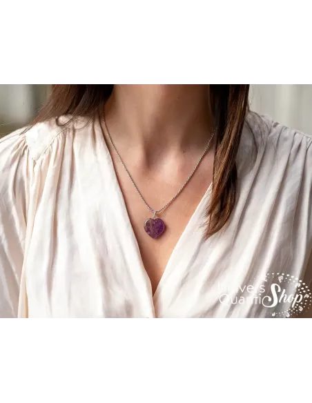 améthyste pendentif femme forme de coeur porté autour du cou, pierre violette, idée cadeau femme améthyste pendentif femme forme de coeur porté autour du cou, pierre violette, idée cadeau femme