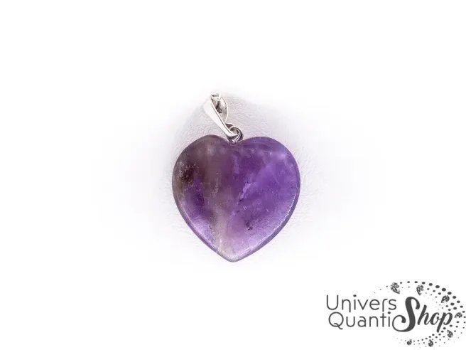 pendentif améthyste signification, forme de coeur qualité AB sur fond blanc