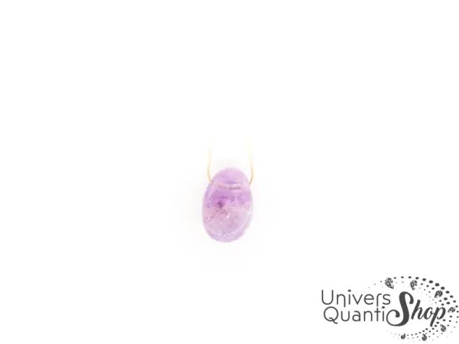 pierre percée améthyste pendentif qualité A sur fond blanc, pierre violette