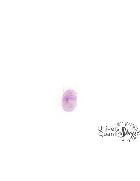 pierre percée améthyste pendentif qualité A sur fond blanc, pierre violette