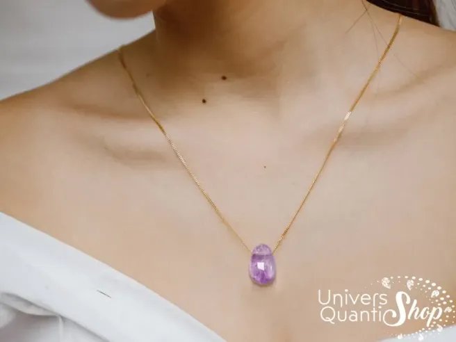pendentif améthyste naturelle porté sur une femme - univers quantic shop
