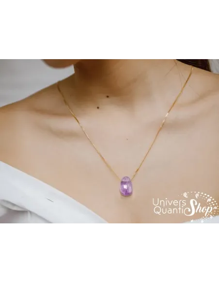 pendentif améthyste naturelle porté sur une femme - univers quantic shop