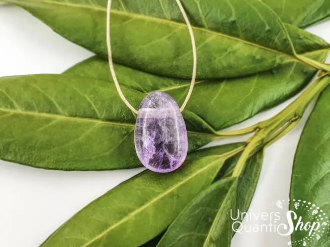 pendentif améthyste pour femme et homme posé sur une feuille - pierre spirituelle - lithothérapie