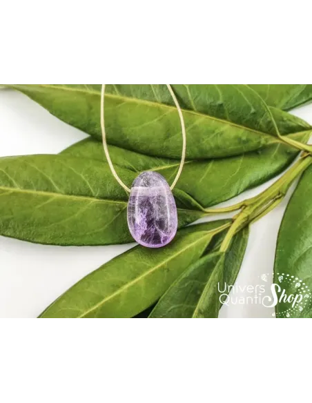 pendentif améthyste pour femme et homme posé sur une feuille - pierre spirituelle - lithothérapie