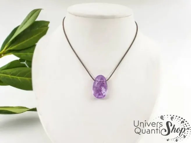 pendentif pierre naturelle améthyste percée sur un présentoir blanc sur socle