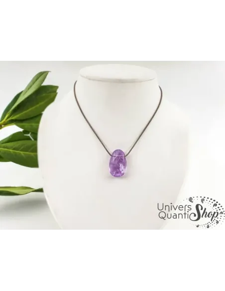 pendentif pierre naturelle améthyste percée sur un présentoir blanc sur socle