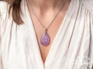 pendentif pierre améthyste naturelle plate porté sur une femme