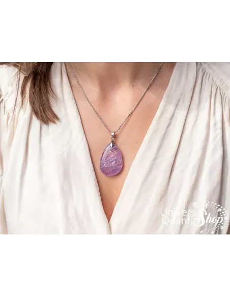 pendentif pierre améthyste naturelle plate porté sur une femme