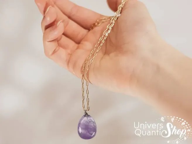 pendentif améthyste, pierre naturelle plate avec bélière posé dans la main