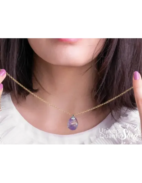 pierre violette améthyste, pendentif pierre naturelle univers quantic shop suspendu devant un cou