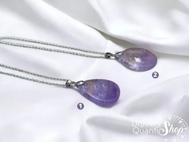 amethyste signification en lithothérapie, pierre fine en pendentif posé sur du tissu blanc