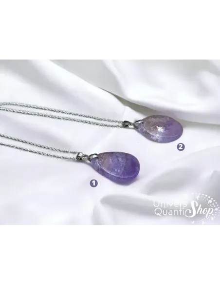 amethyste signification en lithothérapie, pierre fine en pendentif posé sur du tissu blanc