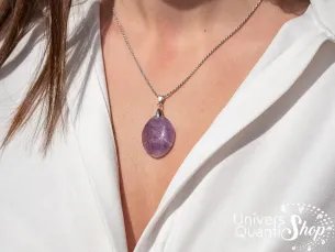 pendentif pierres naturelles amethyste, pierre violette, cabochon porté autour du cou