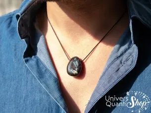 arfvedsonite pendentif signification, pierre noire, pierre spirituelle porté sur un homme