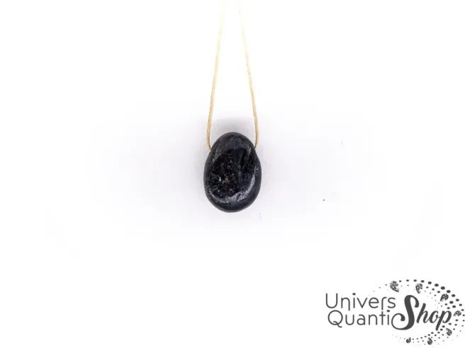 arfvedsonite pierre de la psychée - pendentif pierre percée pour l'intuition sur fond blanc