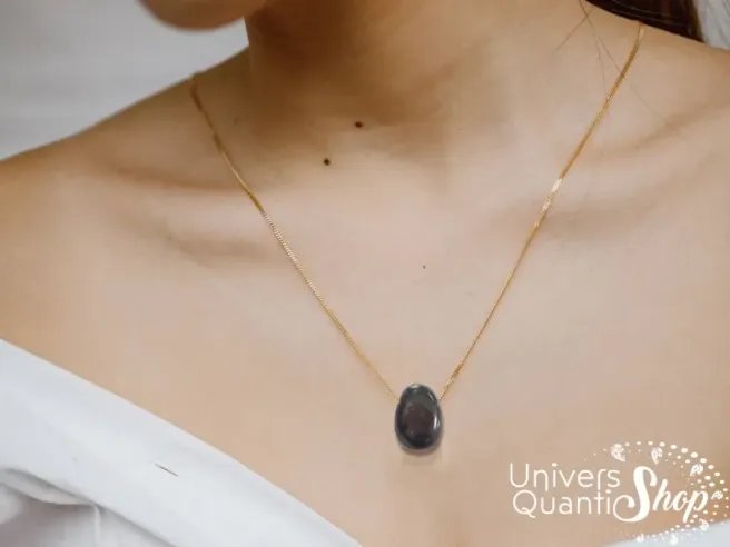 Pendentif arfvedsonite pierre percée lithothérapie porté autour du cou femme