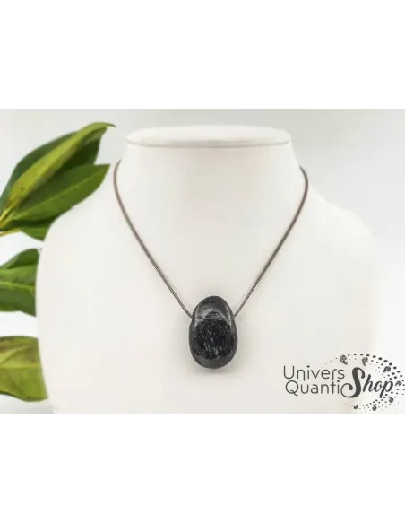 arfvedsonite pendentif en pierre naturelle présenté sur un support avec socle