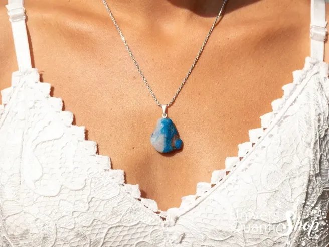 pendentif pierre naturelle chrysocolle shattuckite porté autour du cou d'une femme