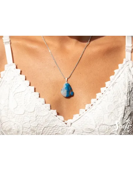 pendentif pierre naturelle chrysocolle shattuckite porté autour du cou d'une femme