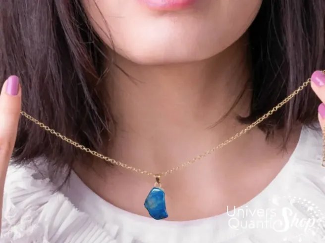 pendentif chrysocolle shattuckite naturelle - pendentif pierre naturelle suspendu devant une femme