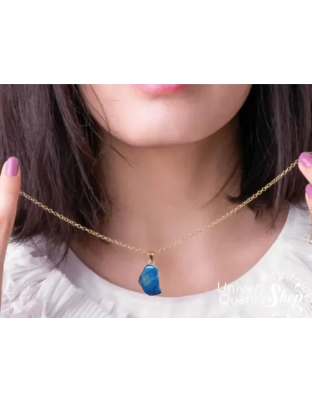 pendentif chrysocolle shattuckite naturelle - pendentif pierre naturelle suspendu devant une femme