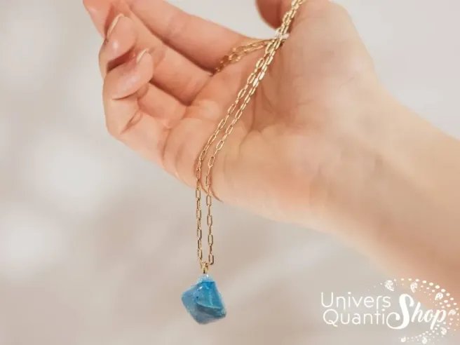 vertus et propriétés du pendentif shattuckite chrysocolle en lithothérapie posé dans une main