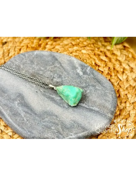 chrysoprase vertus, la chrysoprase pendentif en pierre naturelle verte sur un socle en marbre