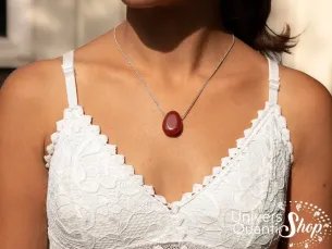 pendentif cornaline orange percée porté sur une femme, pierre d'ancrage, univers quantic shop