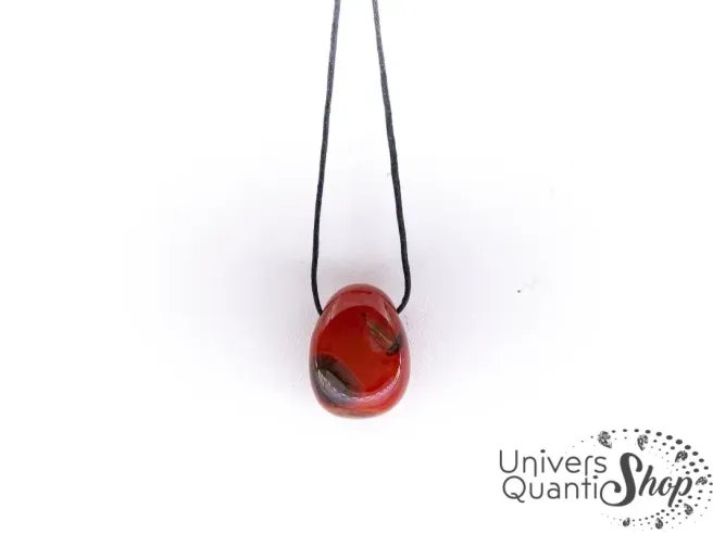 cornaline vertus - pendentif pierre percée qualité A sur fond blanc