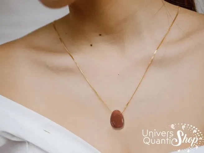 pierre cornaline, pendentif pierre naturelle univers quantic shop porté autour du cou femme
