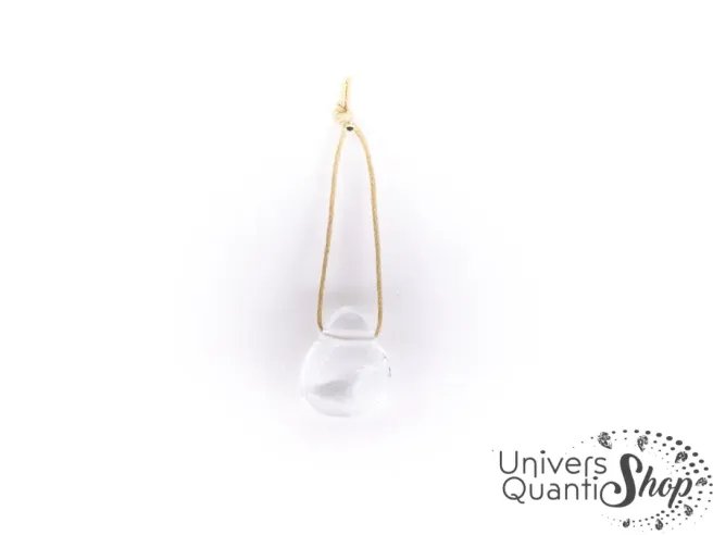 pendentif en cristal de roche - vertus cristal de roche en lithothérapie sur fond blanc