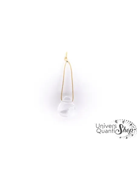 pendentif en cristal de roche - vertus cristal de roche en lithothérapie sur fond blanc