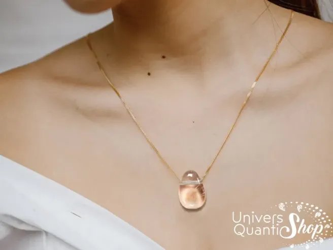 pendentif en cristal de roche naturel, bienfaits en lithothérapie - pendentif pierre percée porté sur une femme