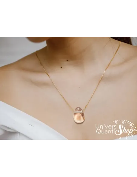 pendentif en cristal de roche naturel, bienfaits en lithothérapie - pendentif pierre percée porté sur une femme