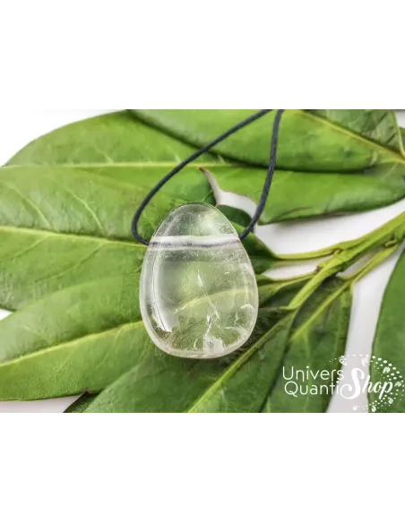pendentif pierre cristal de roche posé sur des feuilles, vertus en lithothérapie