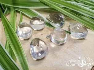 pendentif pierre roulée quartz naturel univers quantic shop sur un rondin de bois