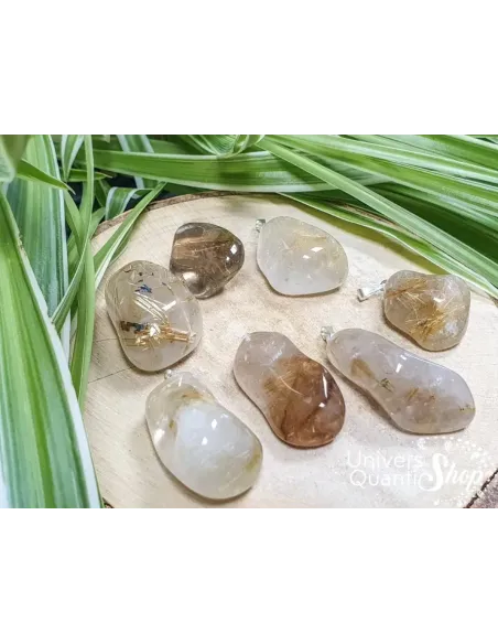 pendentif pierre quartz rutile roulée sur un rondin de bois