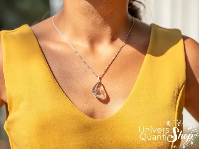 pendentif cristal de roche rutile roulée porté autour du cou