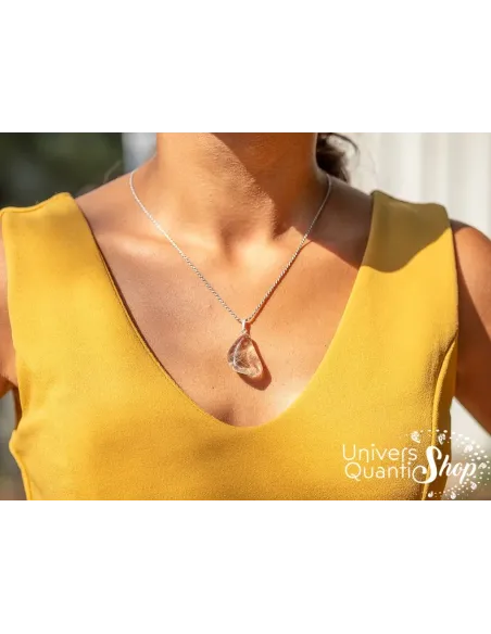 pendentif cristal de roche rutile roulée porté autour du cou